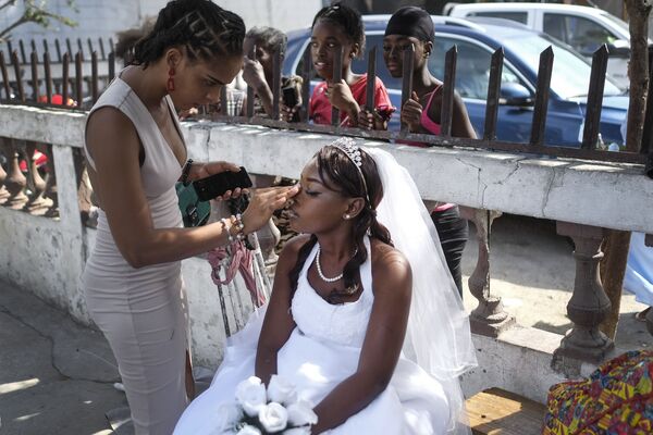 海地太子港，一名女子在教堂附近给新娘化妆。 - 俄罗斯卫星通讯社