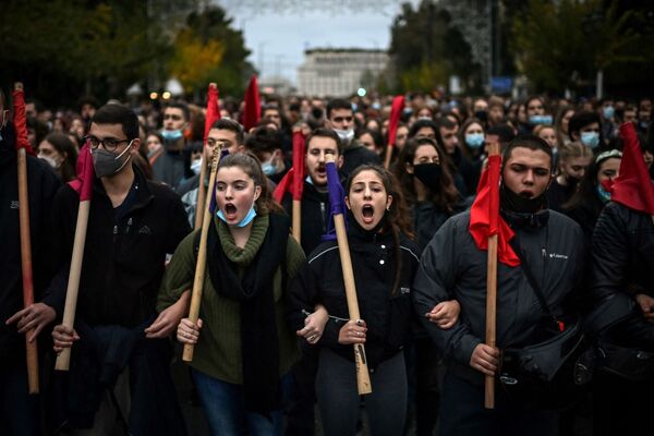 雅典举行纪念1973年雅典理工学院反抗军政府起义48周年的集会时，示威者们前往美国大使馆。 - 俄罗斯卫星通讯社