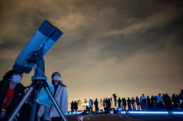 东京，人们通过六本木新城观景台的望远镜观察夜空。 - 俄罗斯卫星通讯社