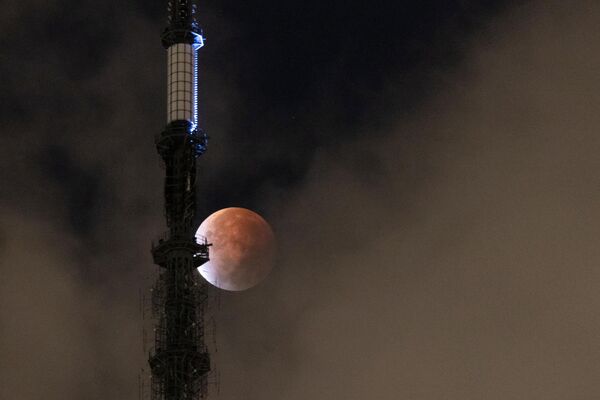 紐約世貿中心上方的月食。 - 俄羅斯衛星通訊社