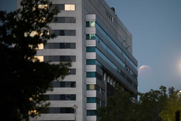 在智利聖地亞哥觀測到的月食。 - 俄羅斯衛星通訊社