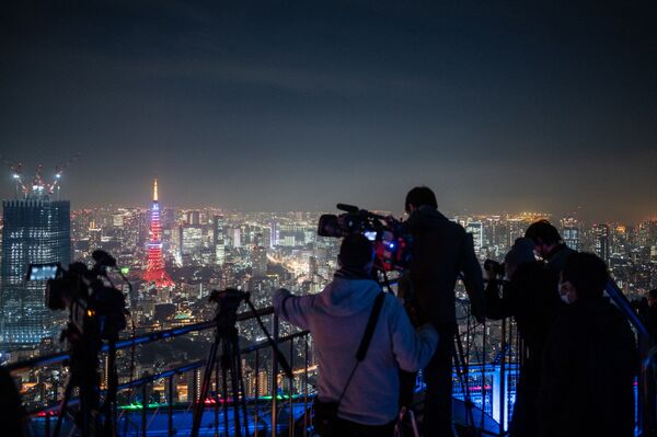 东京观景台上拍摄月食的记者们。 - 俄罗斯卫星通讯社