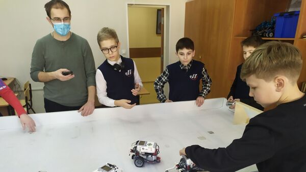 第109中学6年级的机器人课，俄罗斯 - 俄罗斯卫星通讯社