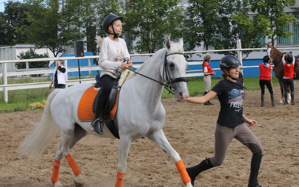 На занятии  в школьном конно-спортивном клубе - 俄罗斯卫星通讯社
