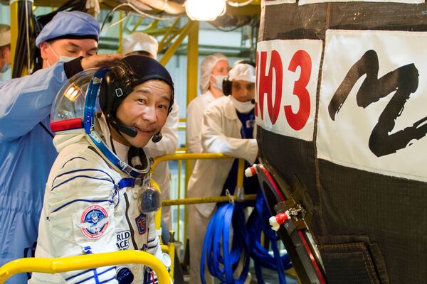 日本富豪前泽友作在“联盟”号飞船旁做前往国际空间站的飞行前准备。 - 俄罗斯卫星通讯社