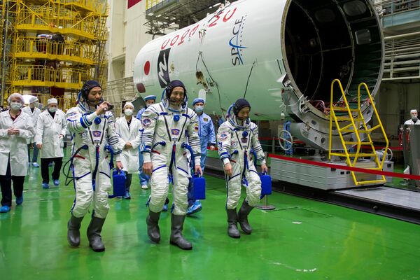 2021年11月20日，哈萨克斯坦拜科努尔航天发射场，日本富豪前泽友作在观察“联盟”号飞船。 - 俄罗斯卫星通讯社