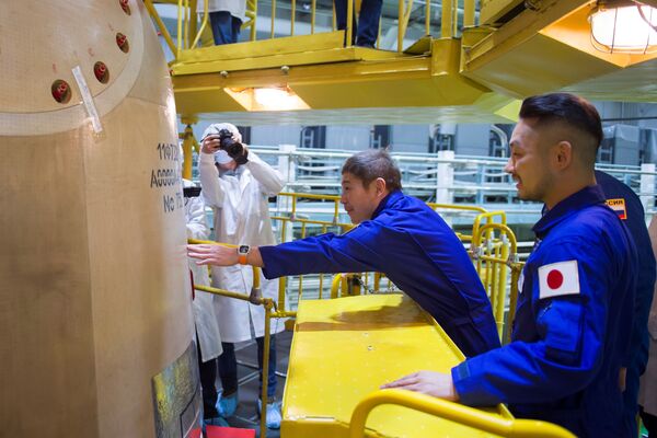 日本富豪前澤友作、宇航員亞歷山大•米蘇勒金和助手平野洋三在做前往國際空間站的飛行前準備。 - 俄羅斯衛星通訊社