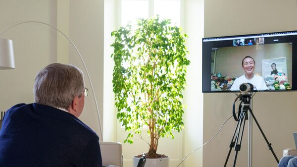 國際奧委會主席巴赫正在與中國三屆奧運選手彭帥進行視頻通話 - 俄羅斯衛星通訊社