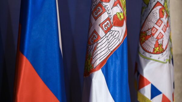 Флаги России и Сербии - 俄羅斯衛星通訊社