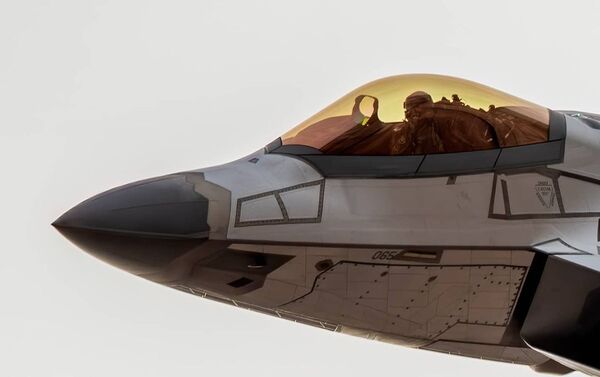 Американский F-22 заметили с «зеркальным» покрытием - 俄羅斯衛星通訊社
