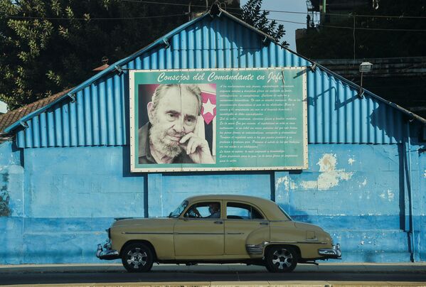 2021年，哈瓦那，一輛舊的美國汽車駛過古巴前領導人菲徳爾•卡斯特羅的畫像前。 - 俄羅斯衛星通訊社