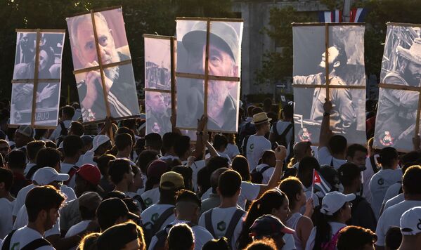 2017年，哈瓦那，人們手舉菲徳爾•卡斯特羅的照片參加五一遊行活動。 - 俄羅斯衛星通訊社
