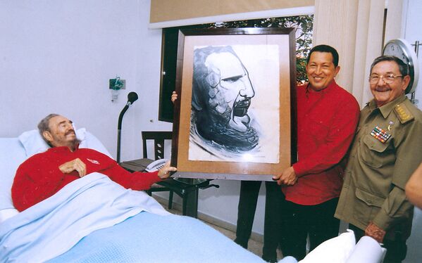 2006年8月13日，委內瑞拉前總統烏戈•查韋斯在參觀完菲徳爾•卡斯特羅進行手術康復的醫院後，手持菲徳爾•卡斯特羅的畫像和他合影。 - 俄羅斯衛星通訊社