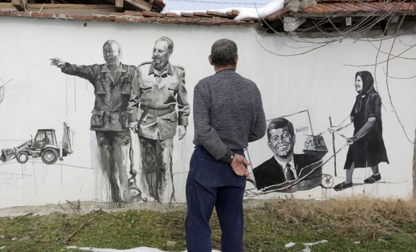 2016年，古巴前領導人菲徳爾•卡斯特羅和美國前總統肯尼迪在保加利亞舊熱列扎爾村的畫像。 - 俄羅斯衛星通訊社
