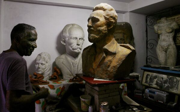 2007年1月5日，哈瓦那，古巴雕塑家阿馬布萊•莫拉萊斯在私人工作室里創作古巴前領導人菲徳爾•卡斯特羅的雕像。 - 俄羅斯衛星通訊社