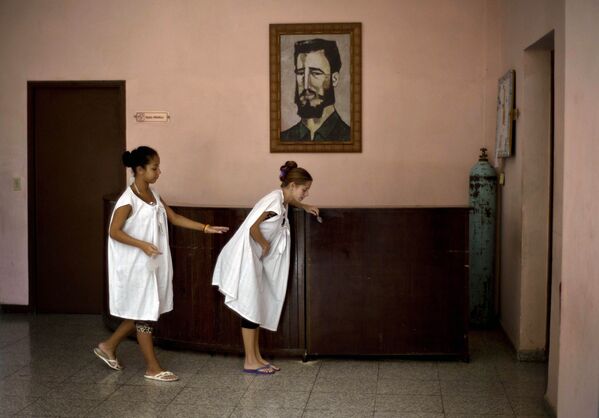 2014年，哈瓦那醫院裡菲德爾•卡斯特羅畫像下的孕婦。 - 俄羅斯衛星通訊社