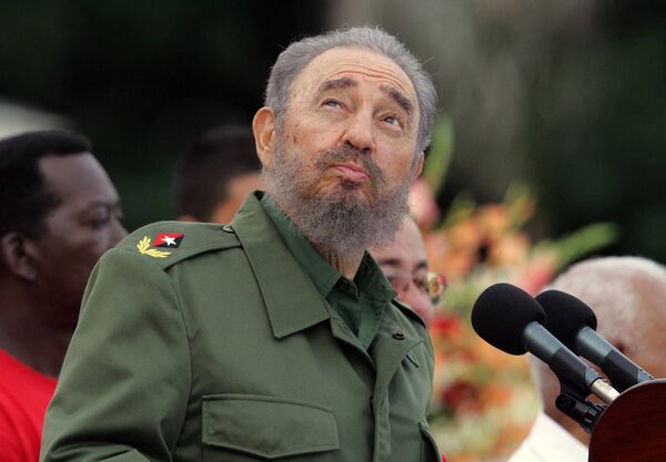 2006年，古巴前领导人菲徳尔•卡斯特罗在巴亚莫发表演讲时仰望天空。 - 俄罗斯卫星通讯社