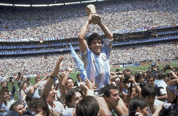 1986年，馬拉多納在阿根廷隊獲勝後捧起獎杯。 - 俄羅斯衛星通訊社