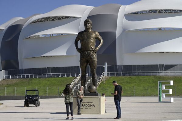 阿根廷聖地亞哥德爾埃斯特羅，Estadio Único Madre de Ciudades體育場附近的馬拉多納雕像。 - 俄羅斯衛星通訊社