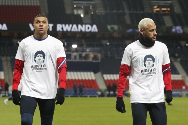 法国巴黎，巴黎圣日耳曼队的球员内马尔和姆巴佩在训练期间身着绘有马拉多纳头像的球衣。 - 俄罗斯卫星通讯社