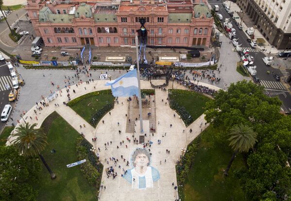 阿根廷布宜诺斯艾利斯，人们在总统府前排队参加马拉多纳的追悼会。 - 俄罗斯卫星通讯社