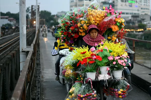 售賣鮮花的小商販在河內市街道上騎行。 售賣鮮花的小商販在河內市街道上騎行。 - 俄羅斯衛星通訊社