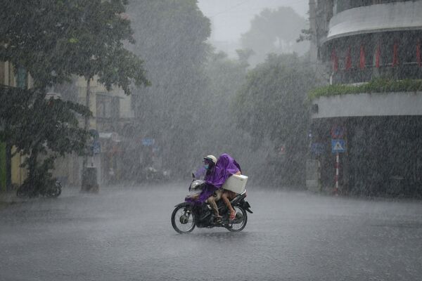 在雨中骑行的河内市民。 - 俄罗斯卫星通讯社