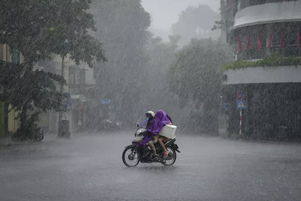 在雨中騎行的河內市民。 在雨中騎行的河內市民。 - 俄羅斯衛星通訊社