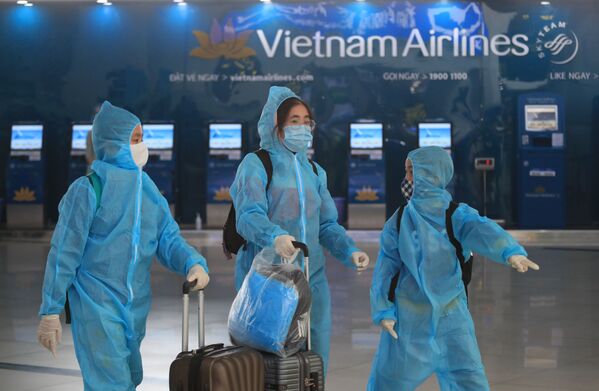 河内内排国际机场里身着防护服的乘客。 - 俄罗斯卫星通讯社