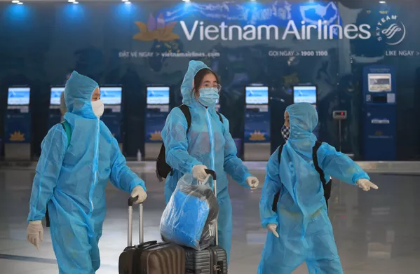 河內內排國際機場里身著防護服的乘客。 河內內排國際機場里身著防護服的乘客。 - 俄羅斯衛星通訊社