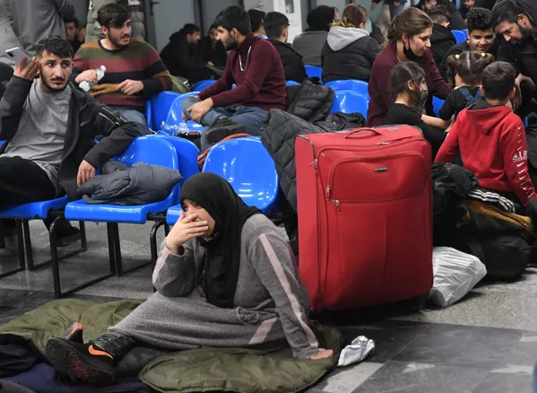 難民在明斯克國際機場等待伊拉克航空公司航班。 - 俄羅斯衛星通訊社
