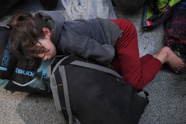 难民儿童在明斯克国际场候机楼内席地而睡。 - 俄罗斯卫星通讯社