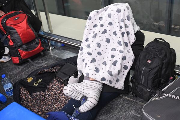 難民在明斯克國際機場等待伊拉克航空公司航班。 - 俄羅斯衛星通訊社