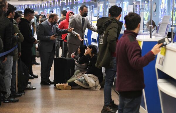 難民在明斯克國際機場等待伊拉克航空公司航班。 - 俄羅斯衛星通訊社