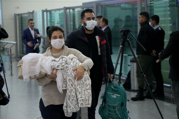 伊拉克難民抵達埃爾比勒機場。 - 俄羅斯衛星通訊社