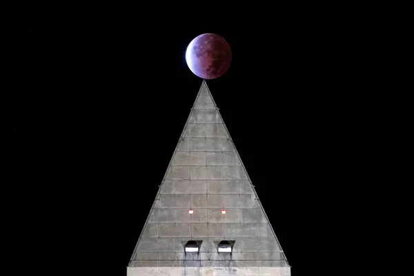 Частичное лунное затмение Луны Бобра над монументом Вашингтона, США