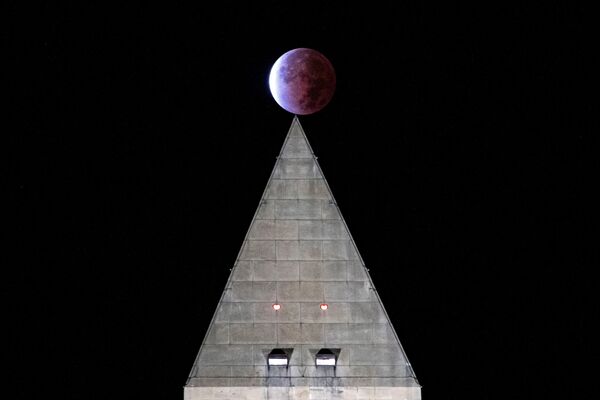 月食天象在華盛頓紀念碑尖頂處進行。 - 俄羅斯衛星通訊社