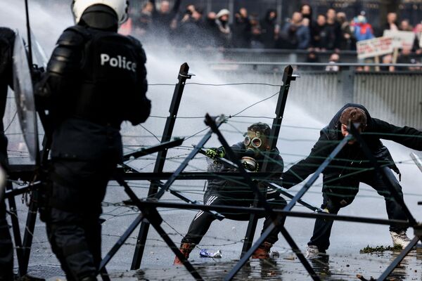 布魯塞爾警察使用水泡驅離示威人群。 - 俄羅斯衛星通訊社