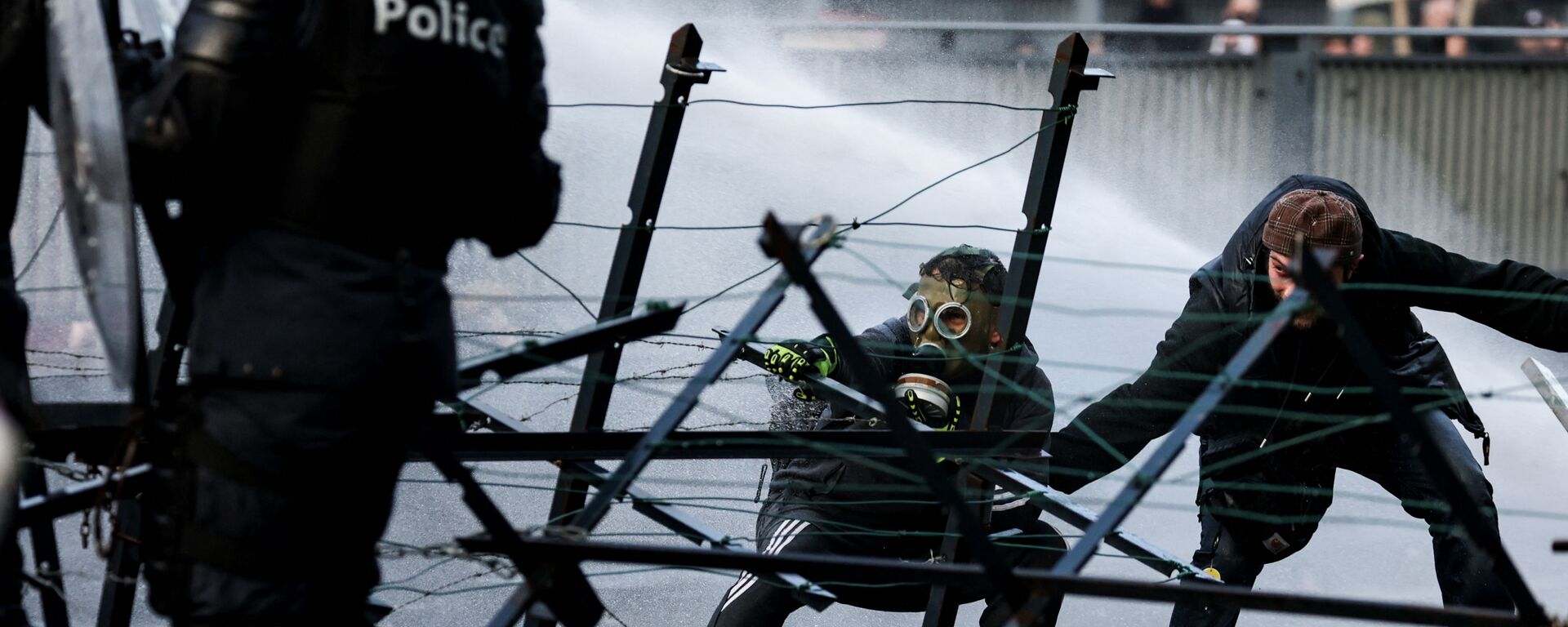 Полиция использует водометы для разгона демонстрантов в Брюсселе - 俄羅斯衛星通訊社, 1920, 24.01.2022
