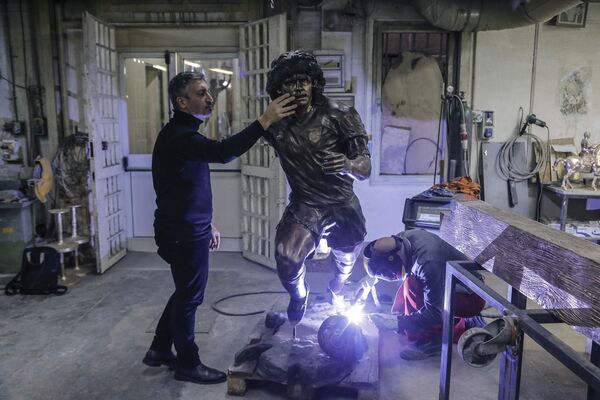 意大利那不勒斯雕塑師多梅尼科•賽佩在工作室中製作馬拉多納雕像。 - 俄羅斯衛星通訊社