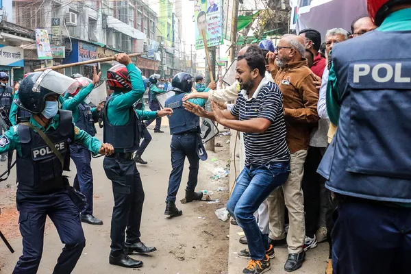 孟加拉國警察使用警棍驅趕民族主義黨主席、前總理卡莉達•齊亞的支持者。 孟加拉國警察使用警棍驅趕民族主義黨主席、前總理卡莉達•齊亞的支持者。 - 俄羅斯衛星通訊社