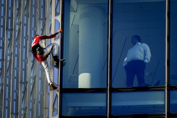 法国城市攀岩运动家阿兰•罗伯特攀登法兰克福Skype大厦。 - 俄罗斯卫星通讯社
