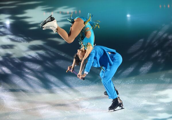 花樣滑冰運動員皮佩爾•吉雷斯與保羅•普阿利耶在法國大獎賽進行表演。 - 俄羅斯衛星通訊社