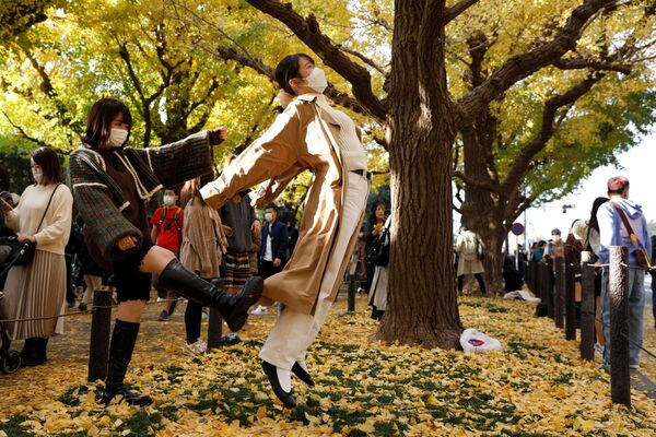 東京女孩在秋葉中擺拍留念。 - 俄羅斯衛星通訊社
