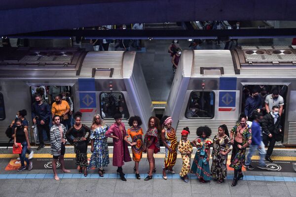 巴西模特在聖保羅地鐵站舉行黑人日«Moda Cidada, Quebrando o Preconceito»創作展。 - 俄羅斯衛星通訊社
