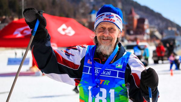 “贝加尔湖滑雪”比赛中的86岁参赛者 - 俄罗斯卫星通讯社