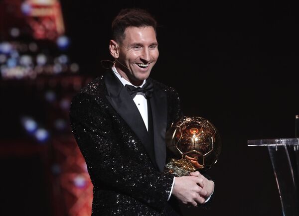 法國巴黎聖日耳曼足球俱樂部的阿根廷球員萊昂內爾•梅西獲得2021年最佳球員金球獎。 - 俄羅斯衛星通訊社