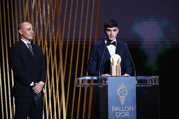 巴塞罗那中场球员佩德里参加2021年金球奖颁奖典礼。 - 俄罗斯卫星通讯社