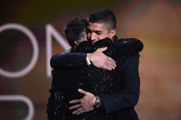 法国巴黎圣日耳曼足球俱乐部的阿根廷球员莱昂内尔•梅西获得2021年最佳球员金球奖。 - 俄罗斯卫星通讯社