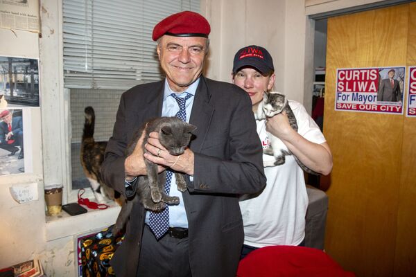 紐約市長候選人柯蒂斯•斯利瓦與妻子南希和愛貓。 - 俄羅斯衛星通訊社